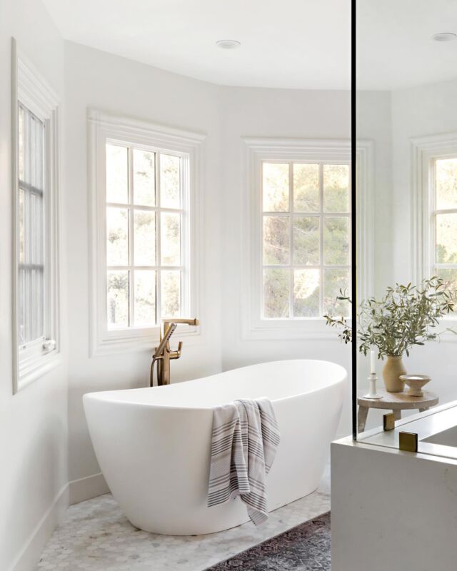 Phew! It has been a Monday for the books, but what a perfect way to the start a new week! With a little #cleanfreshmodern design, a gorgeous tub and stunning @brizofaucet tub filler, music and sage wafting through the air, and loads of sunlight and natural greenery, I am ALL in and so ready to get it!

Happy Monday, my lovelies! 🤍

PS… I am working on my recap post from my fantastic whirlwind trip to NYC last week with the extraordinary @brizofaucet and @jasonwu teams, and can't wait to share the entire experience with you all! #nyfw #brizonyfw #brizofaucet 

From our #4ptclientnapachicmeetshamptonsfarmhouse project in #calabasas, CA

Architectural + Interior Design-Build @4ptdesignbuild
Photography @public311design

#interiorsforrealliving #californiagirl #designedforwellness #designedforeasyliving