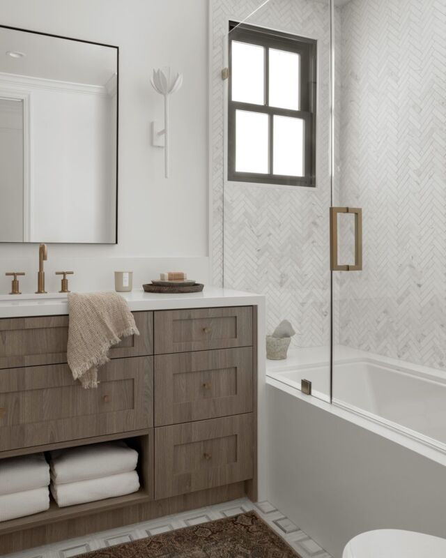 Another petite space (and originally very awkward) well crafted for BIG impact! This charming big kid’s bath was designed and built for growth, sharing, durability, longevity, and versatility; with a neutral palette as a perfect base for trending and ever-changing layers! 

Happy Thursday, my friends! 🤎

Interior Architecture + Design @4ptdesignbuild 
Photography @public311design 
#4ptclientfrenchcontemporarywithakillerview 

#cleanfreshmodern #interiorsforrealliving  #calabasas #socalinteriordesigner #losangeles #fromwhereistand
#hometohave #currenthomeview #smmakelifebeautiful #doingneutralright #designsponge #ruedaily #wearevivir #thenewsouthern #myhomevibe #hometour #lightandbright #anthrohome #dreamkitchen #kitchengoals #myhousebeautiful #houseenvy #sodomino #luxeathome